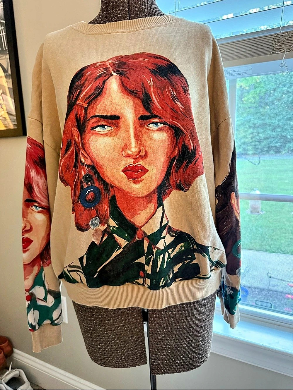 Zara Women's Graphic Crewneck Size Medium Like New